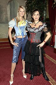 Miss Bayern (Julia Muerkens) und"Dirndlpunk"- Designerin Angelika M. Zwerenz bei der Pressekonferenz zur Miss Germany-Wahl 2007 im Europapark Rust (Foto: Michael Vastag für Dirndlpunk) 